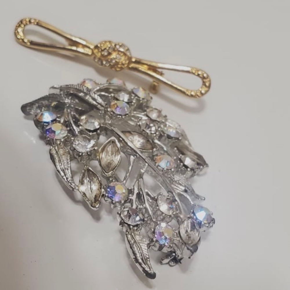 Vintage Silvertone Rhinestone Brooch 🌴